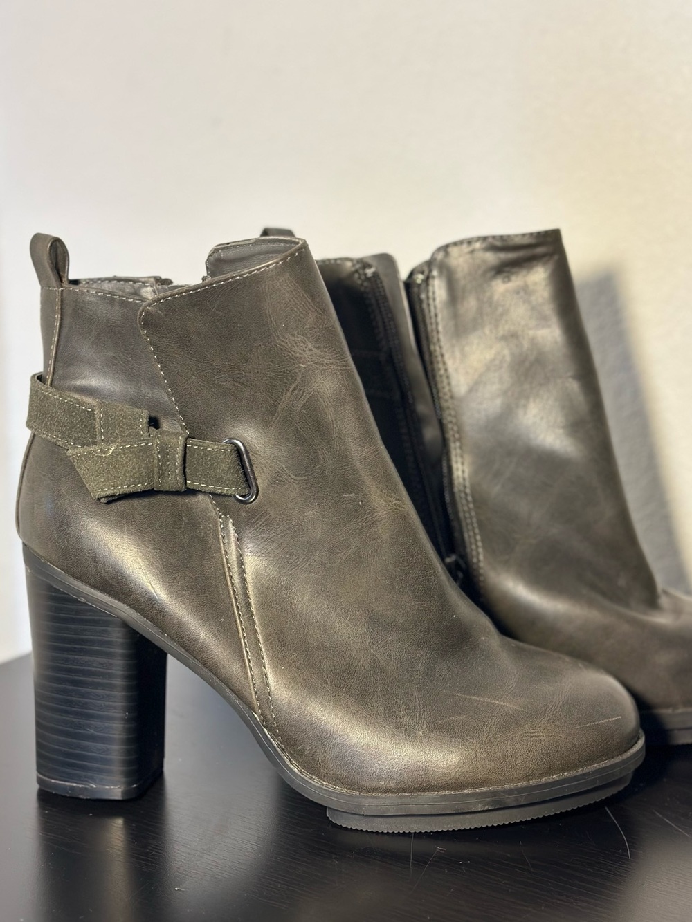 Armani ExchanWomen's Gray Leather Block Heel Ankle Boots